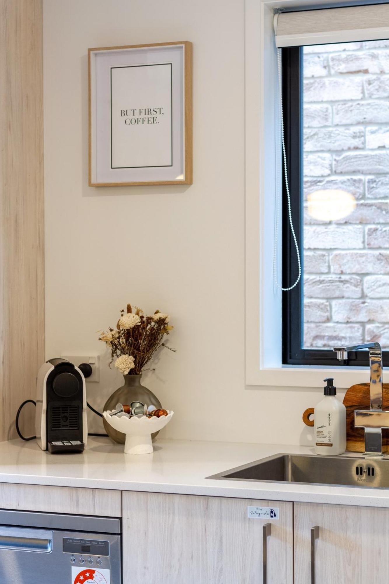 Stylish Central City Townhouse Next To Little High クライストチャーチ エクステリア 写真