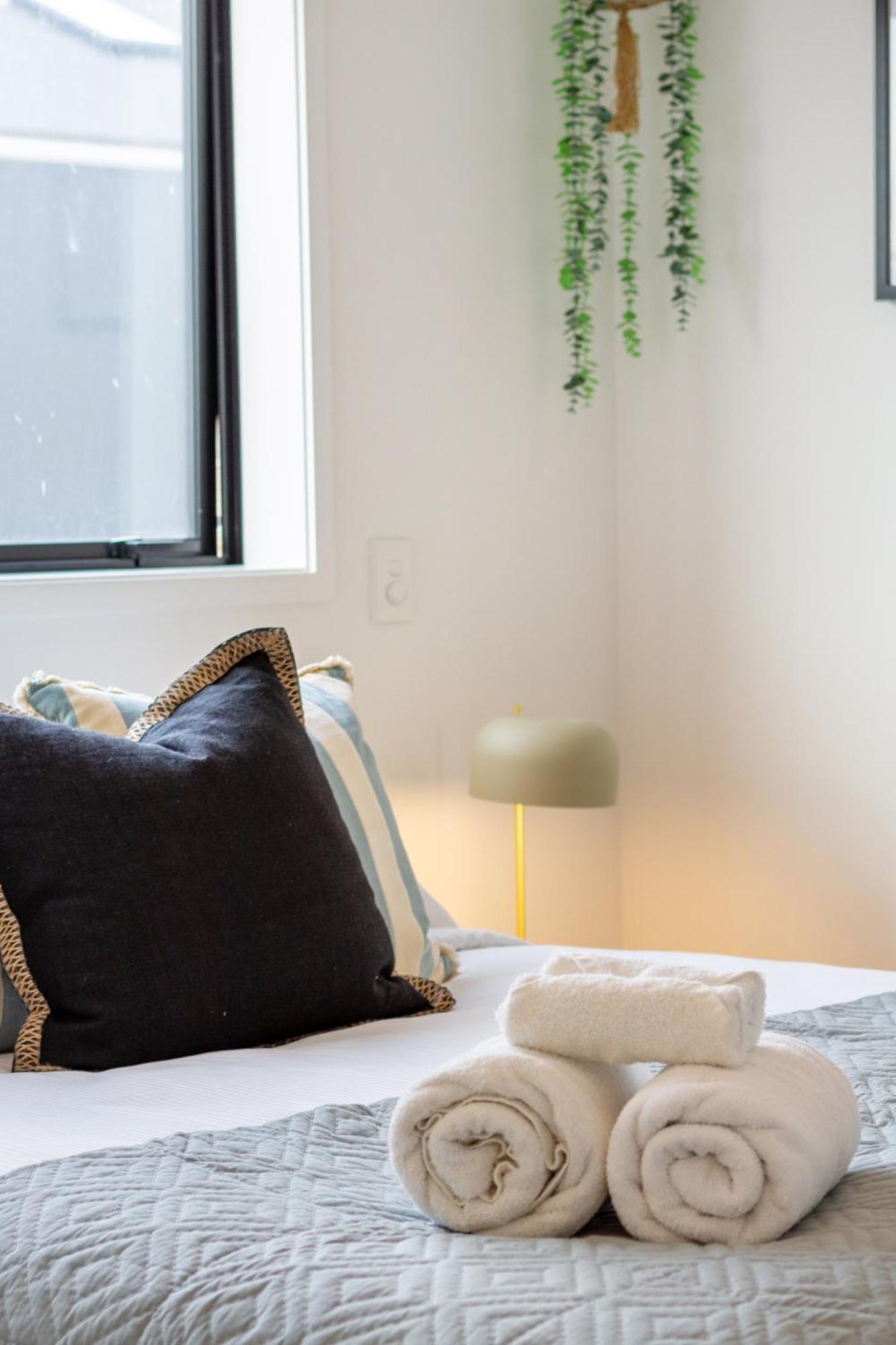 Stylish Central City Townhouse Next To Little High クライストチャーチ エクステリア 写真