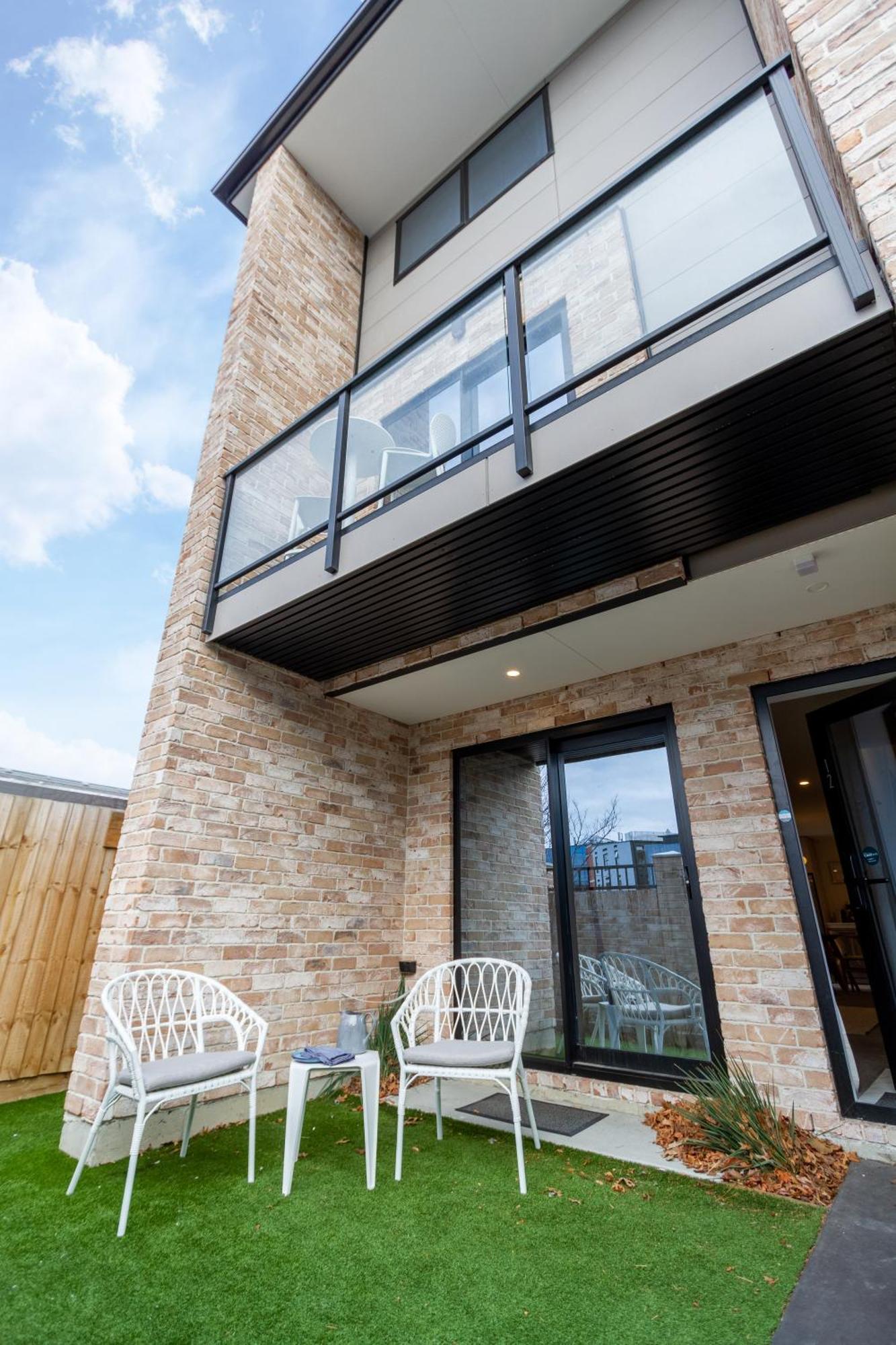 Stylish Central City Townhouse Next To Little High クライストチャーチ エクステリア 写真