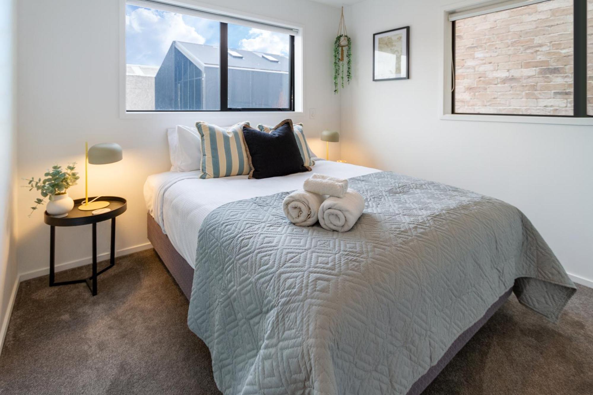 Stylish Central City Townhouse Next To Little High クライストチャーチ エクステリア 写真